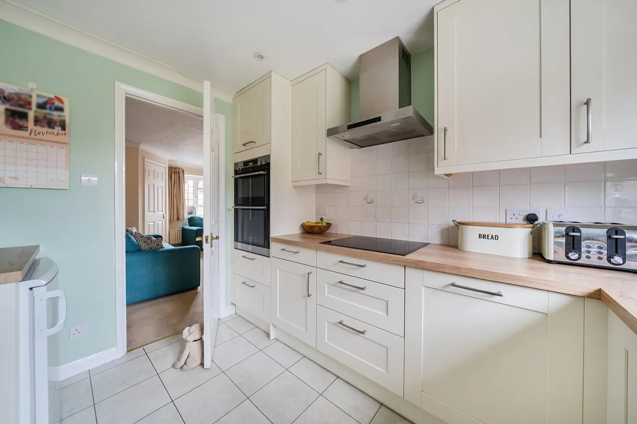 Suffolk Drive, Guildford, GU4, photo 9