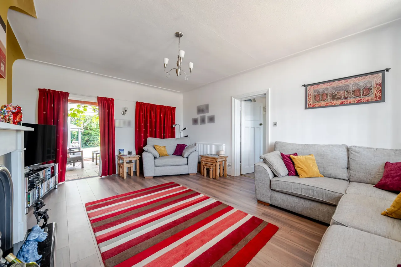 Thames Side, Staines-Upon-Thames, TW18, photo 5