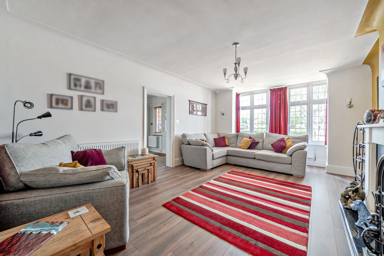 Thames Side, Staines-Upon-Thames, TW18, photo 4