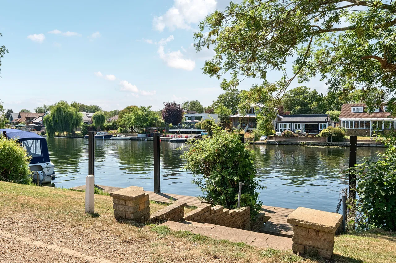 Thames Side, Staines-Upon-Thames, TW18, photo 2