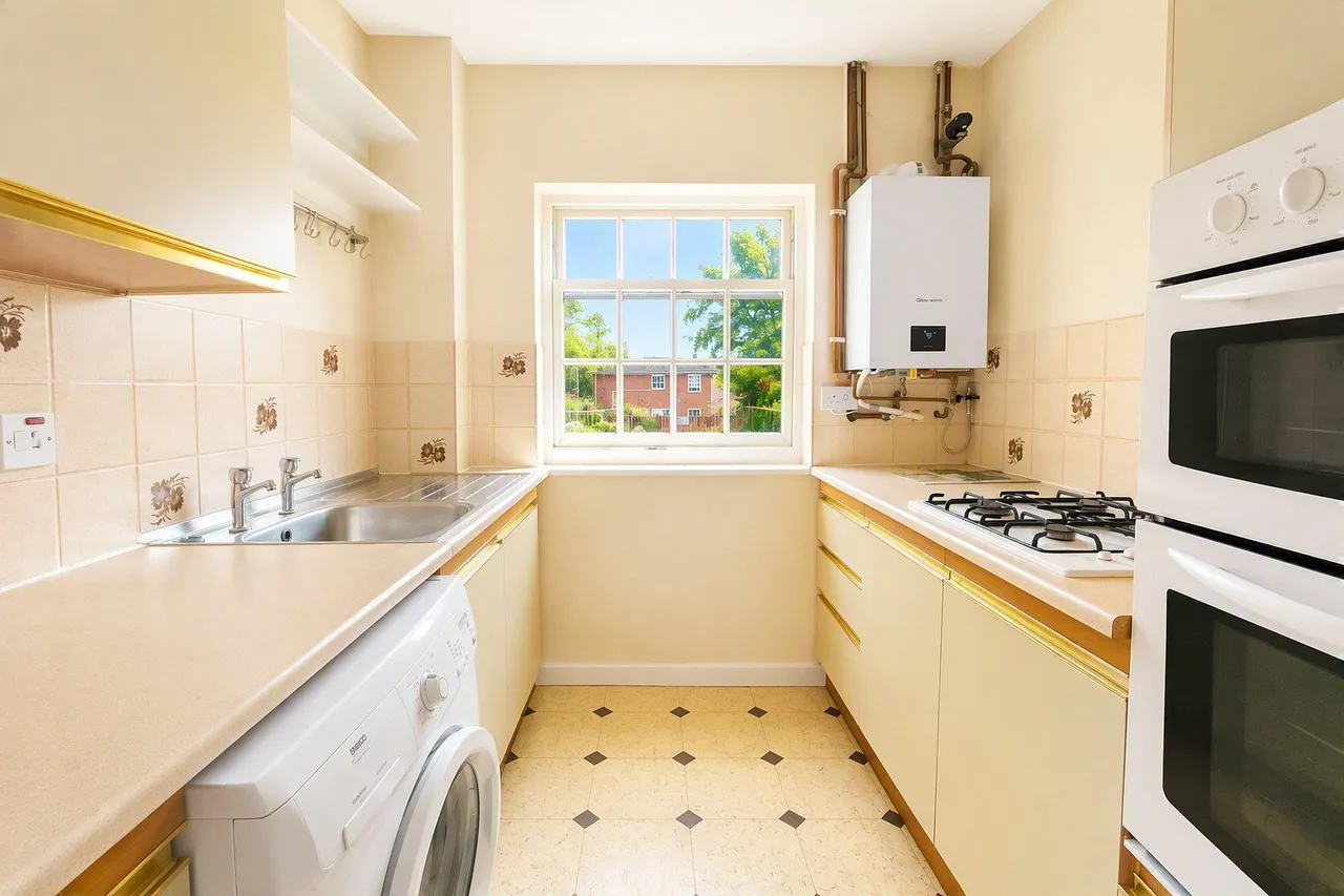 Oaklands, Hartley Wintney, Hook, Hampshire, RG27 8TX, photo 4