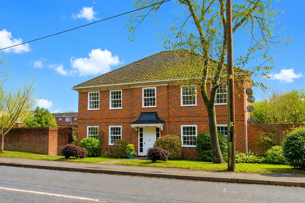 2 bed flat for sale — Oaklands, Hartley Wintney, Hook, Hampshire, RG27 8TX