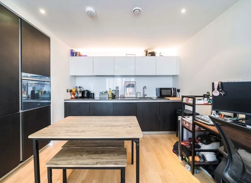 Pump House Crescent, Brentford, TW8, photo 5