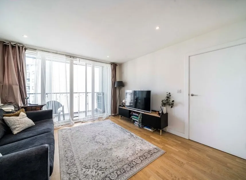 Pump House Crescent, Brentford, TW8, photo 4