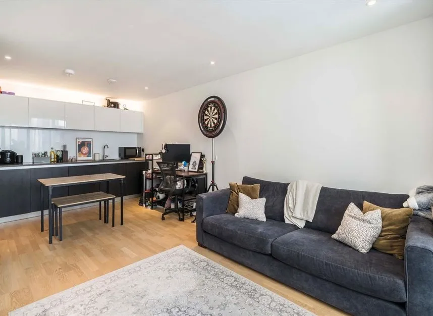 Pump House Crescent, Brentford, TW8, photo 3