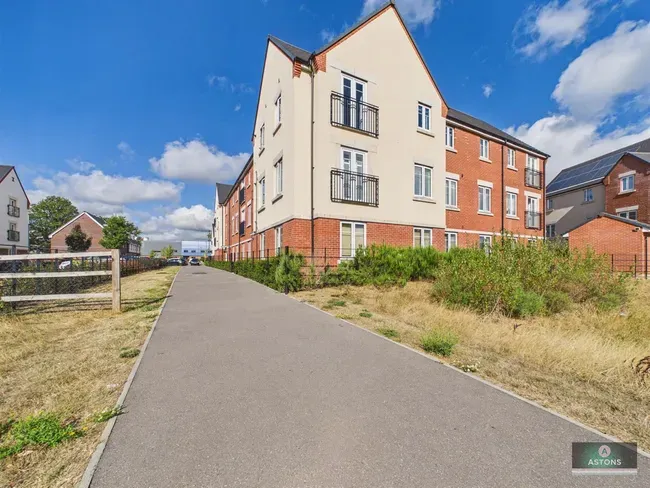2 bed flat for sale — Sangster Close, Crawley