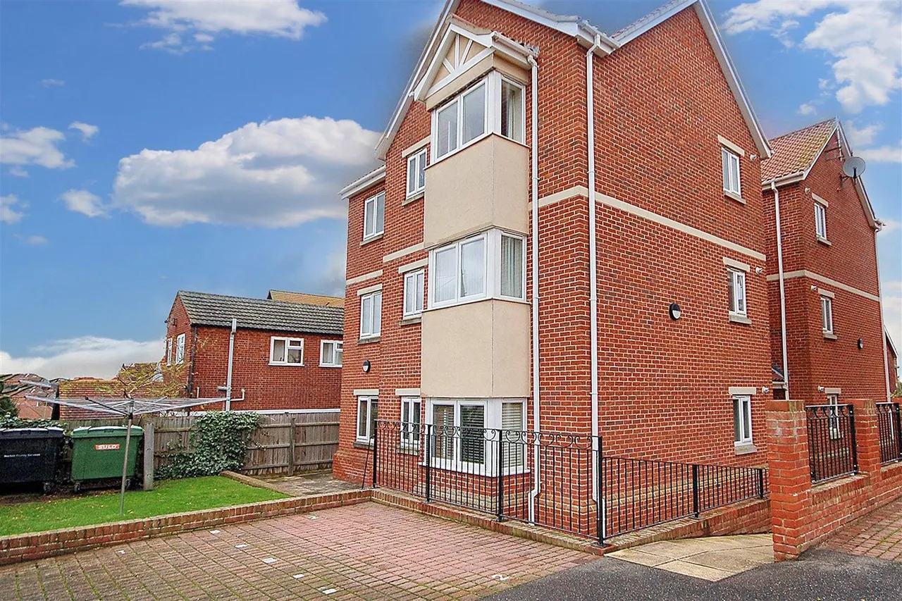 2 bed flat for sale, Cliff Road, Sheringham, NR26
