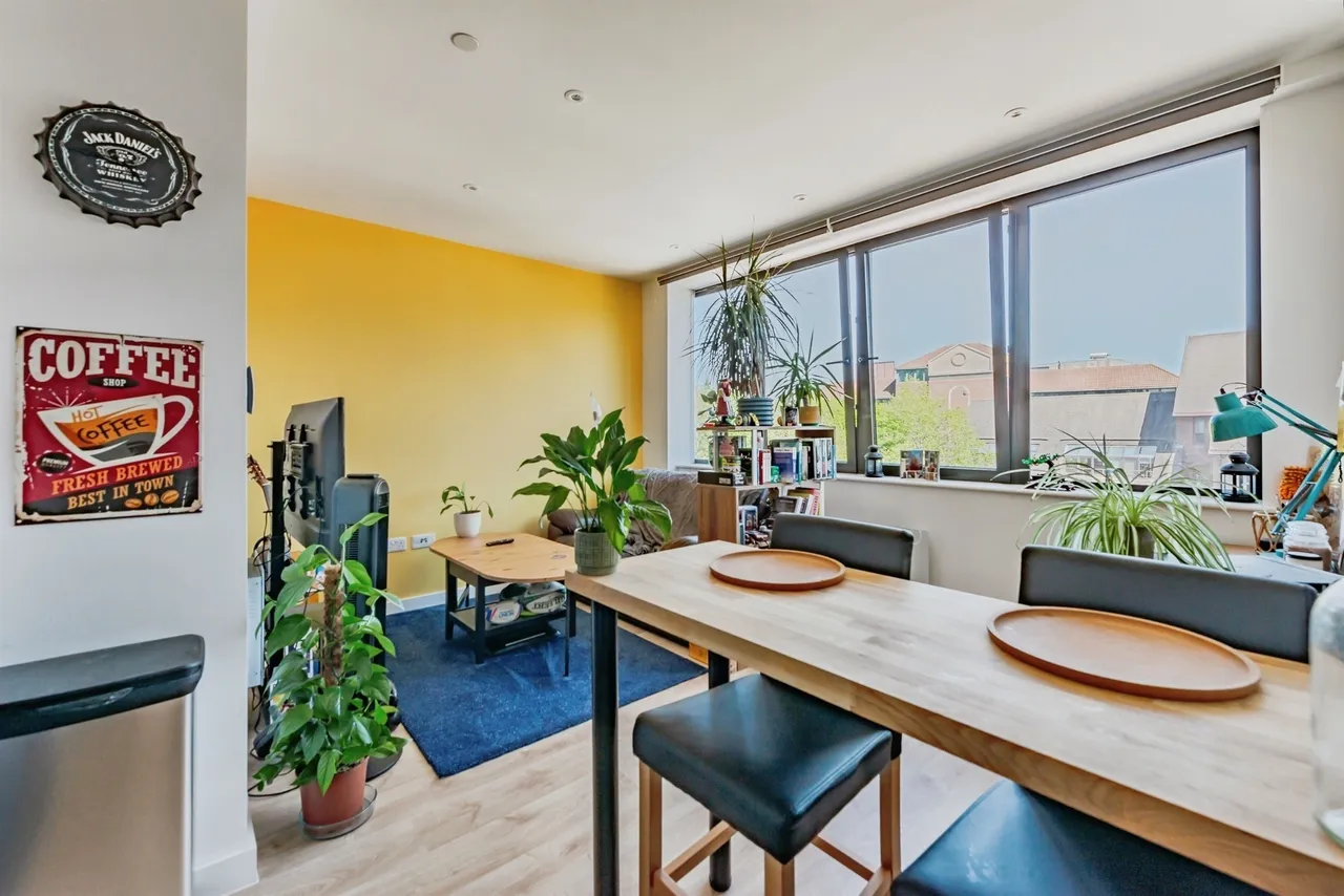1 bed flat for sale — Station Road, Redhill