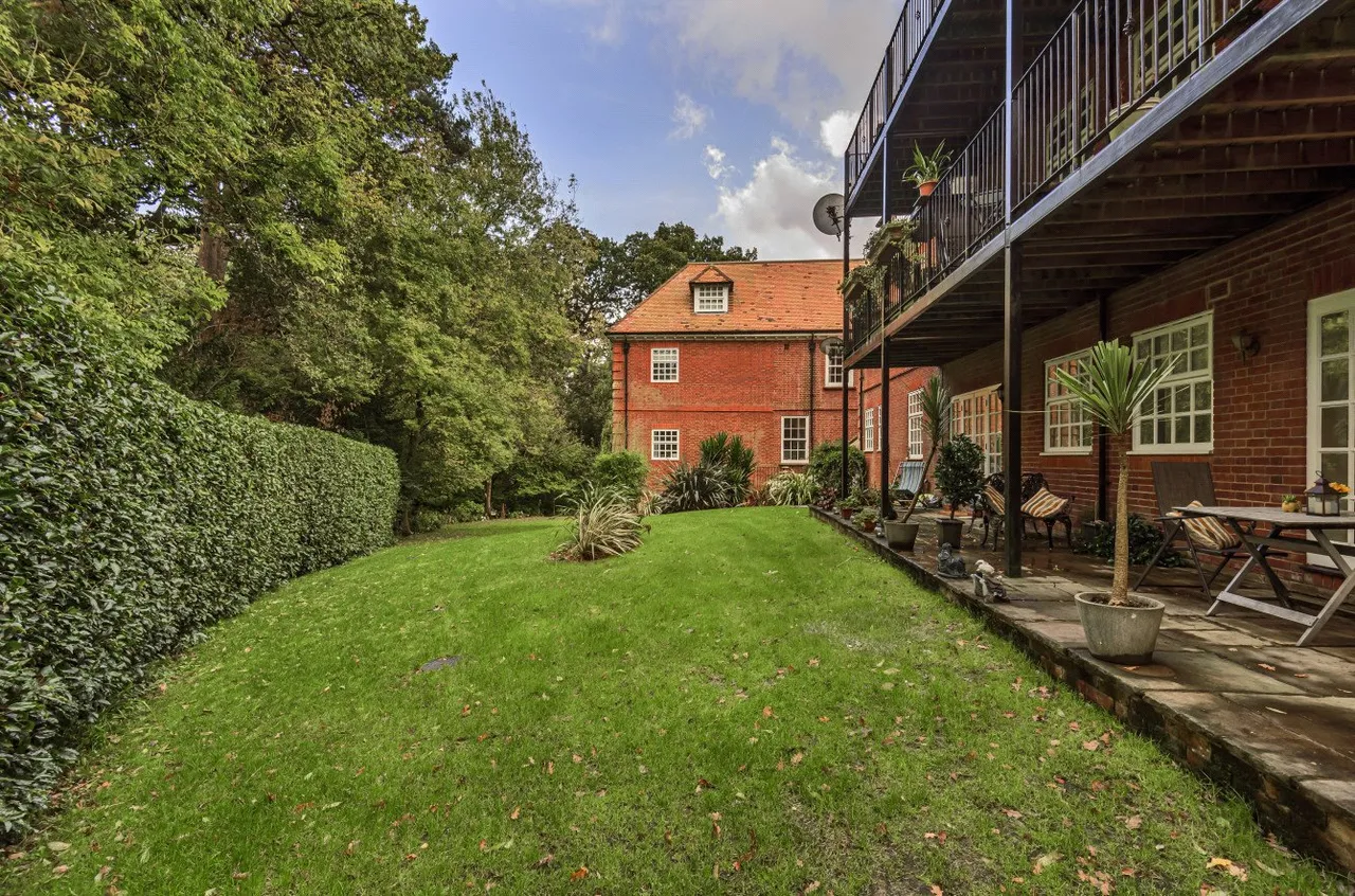 Bracken Place, Chilworth, SO16, photo 12