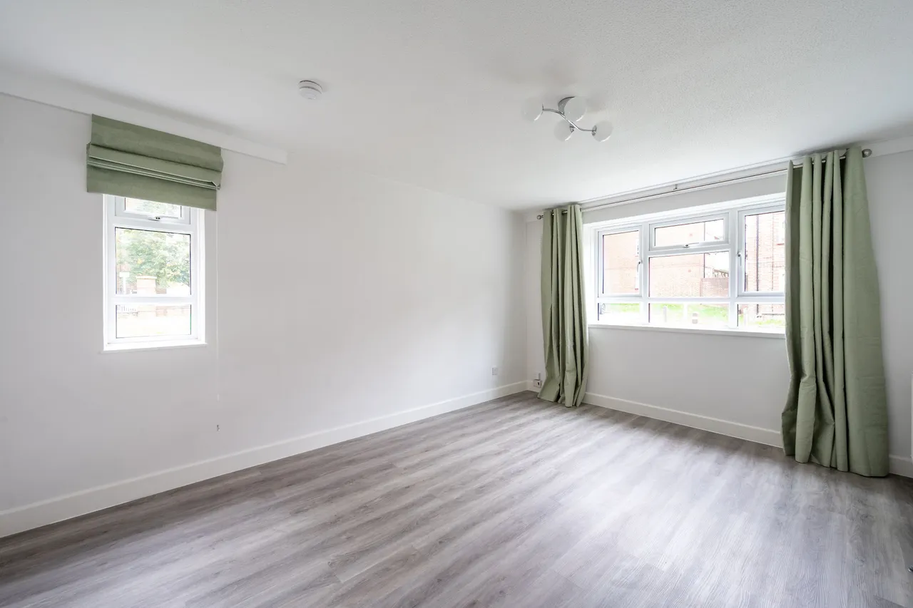 2 bed flat to rent, London, SW19