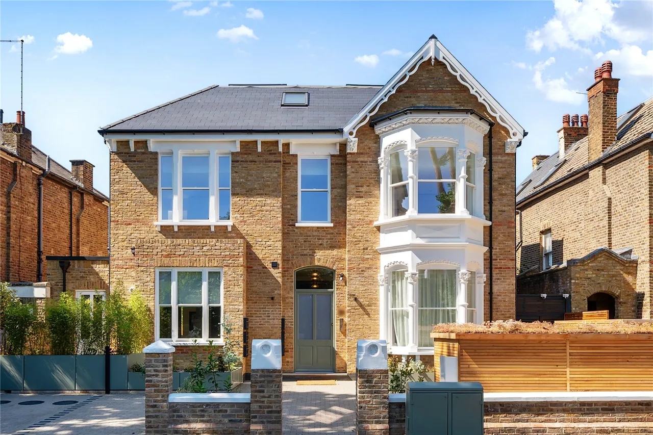 2 bed flat for sale, Rosemont Road, London, W3