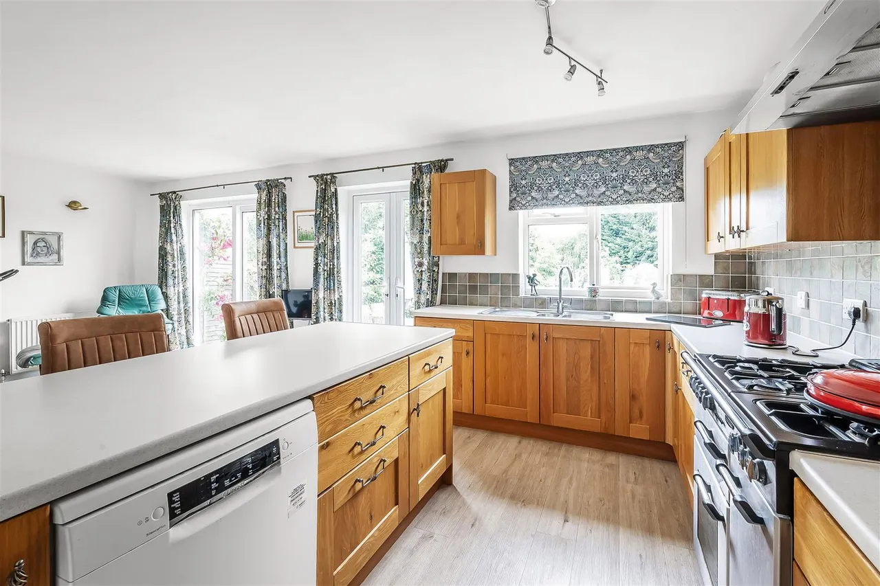 Hazel Way, Fetcham, KT22, photo 2