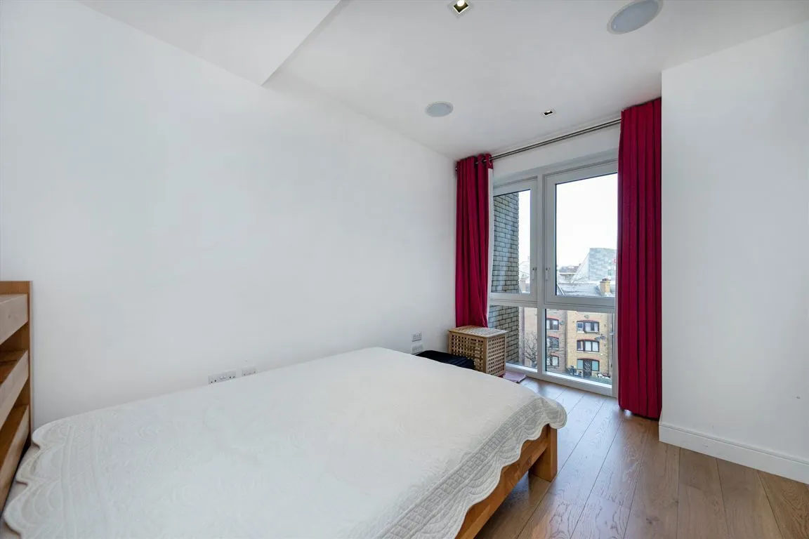 Kew Bridge Road, TW8, photo 4