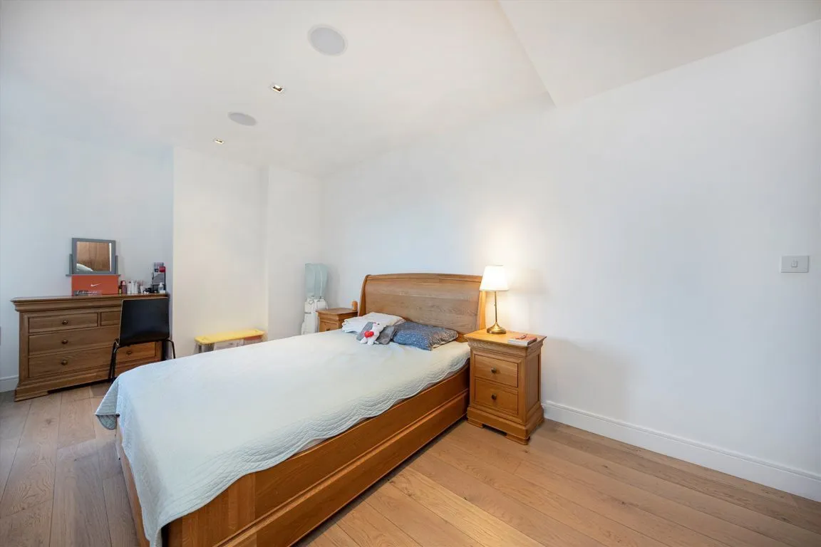 Kew Bridge Road, TW8, photo 5