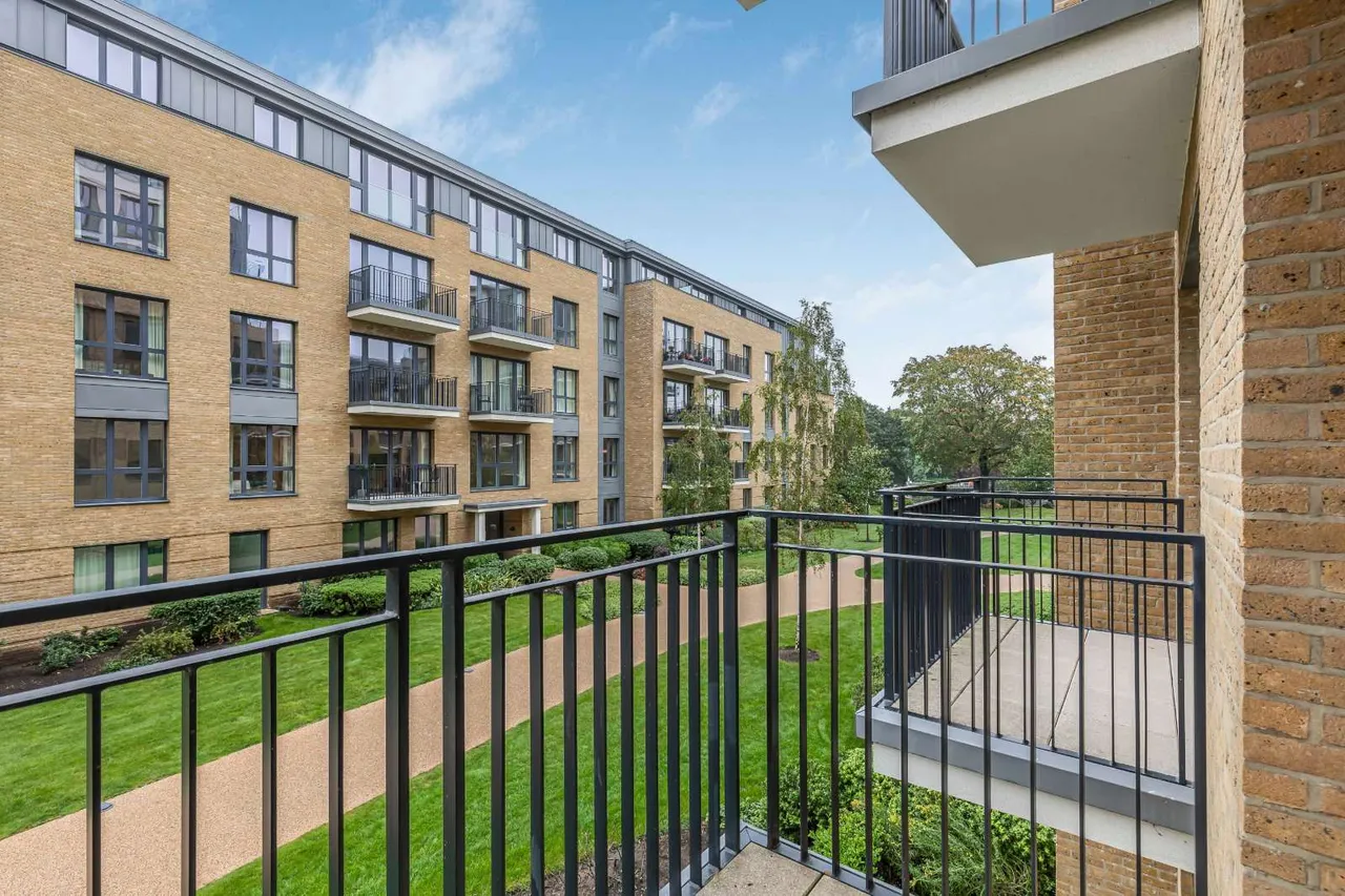 Pinewood Gardens, Teddington, TW11, photo 8