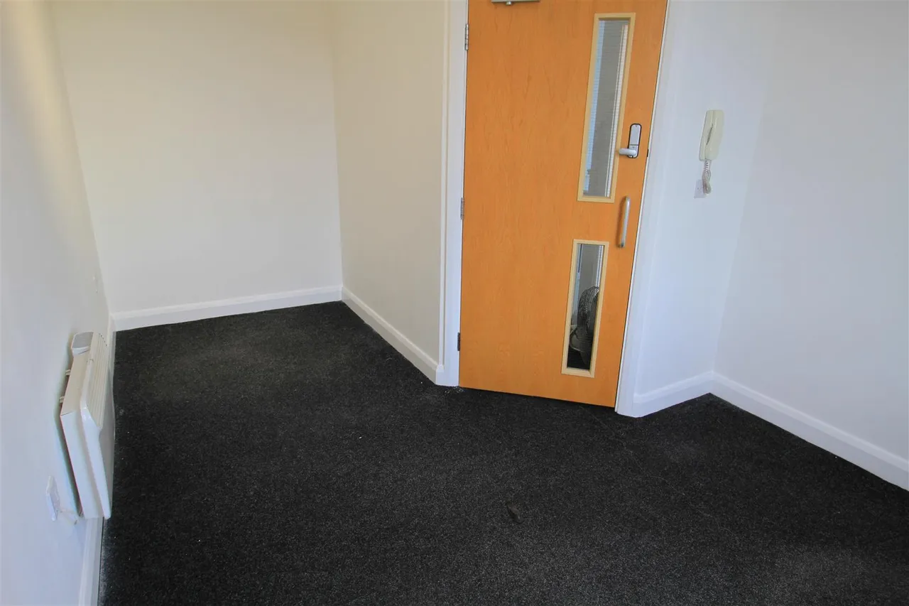 Stockport Road, Denton, photo 3