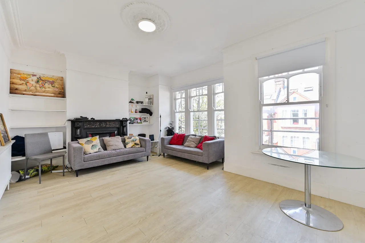 3 bed flat to rent — 21a Barnard Road, London