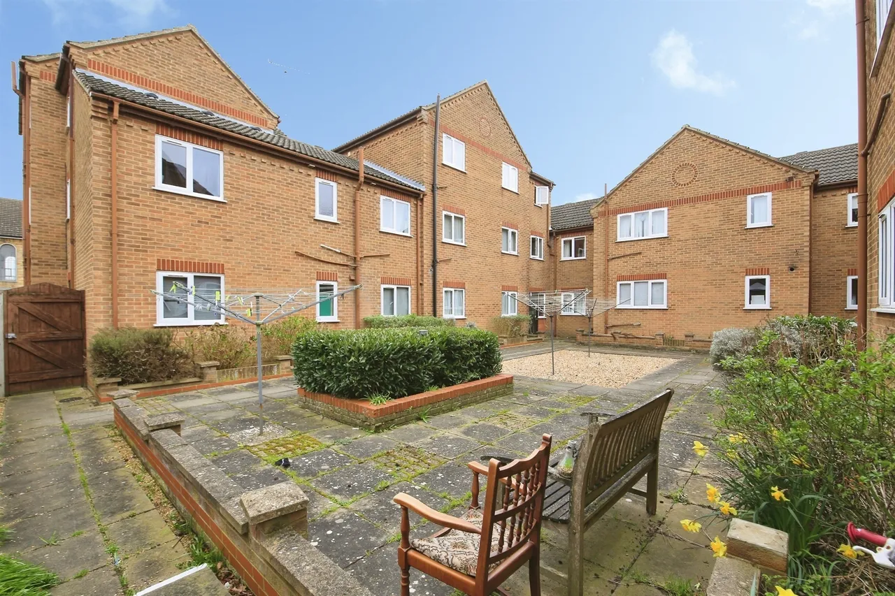 Mortons Court, March, photo 4