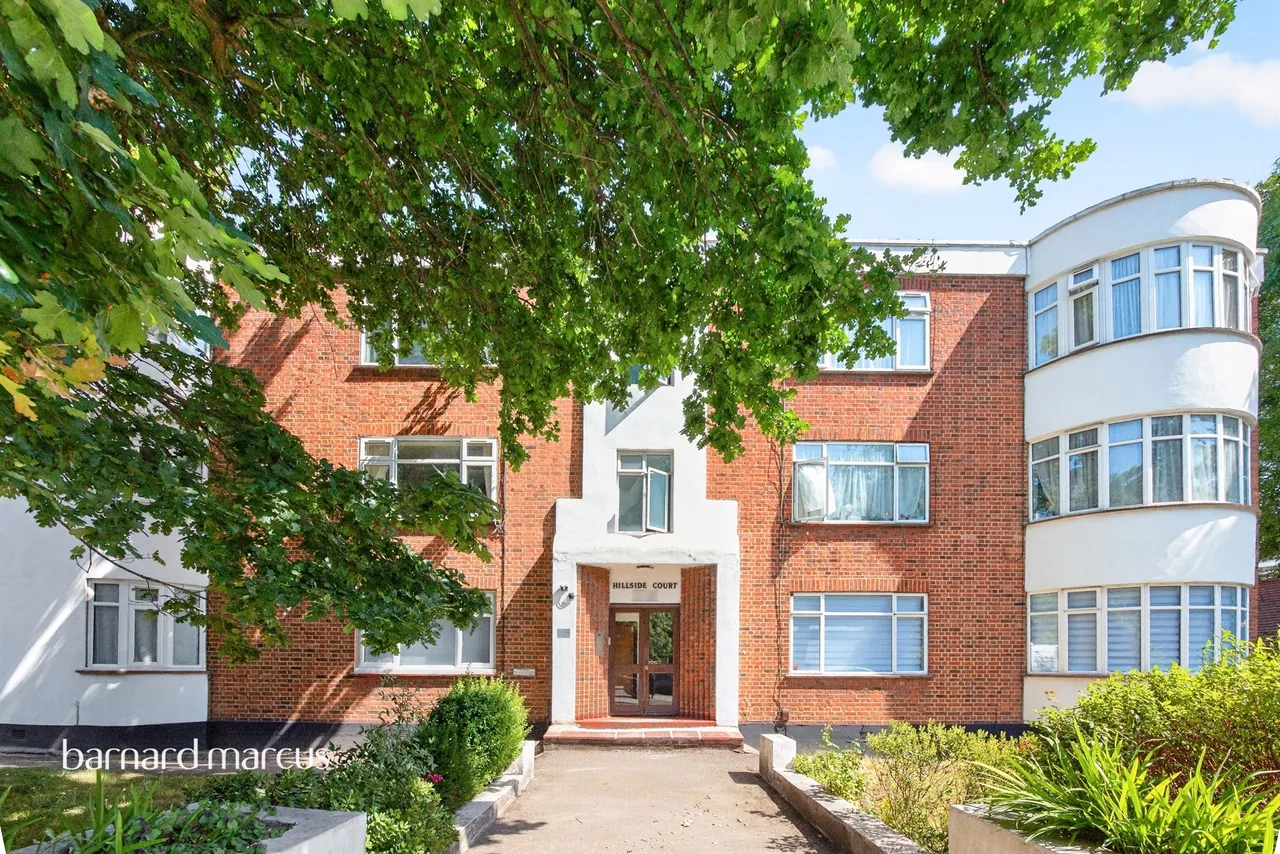 3 bed flat for sale — Holders Hill Road, London