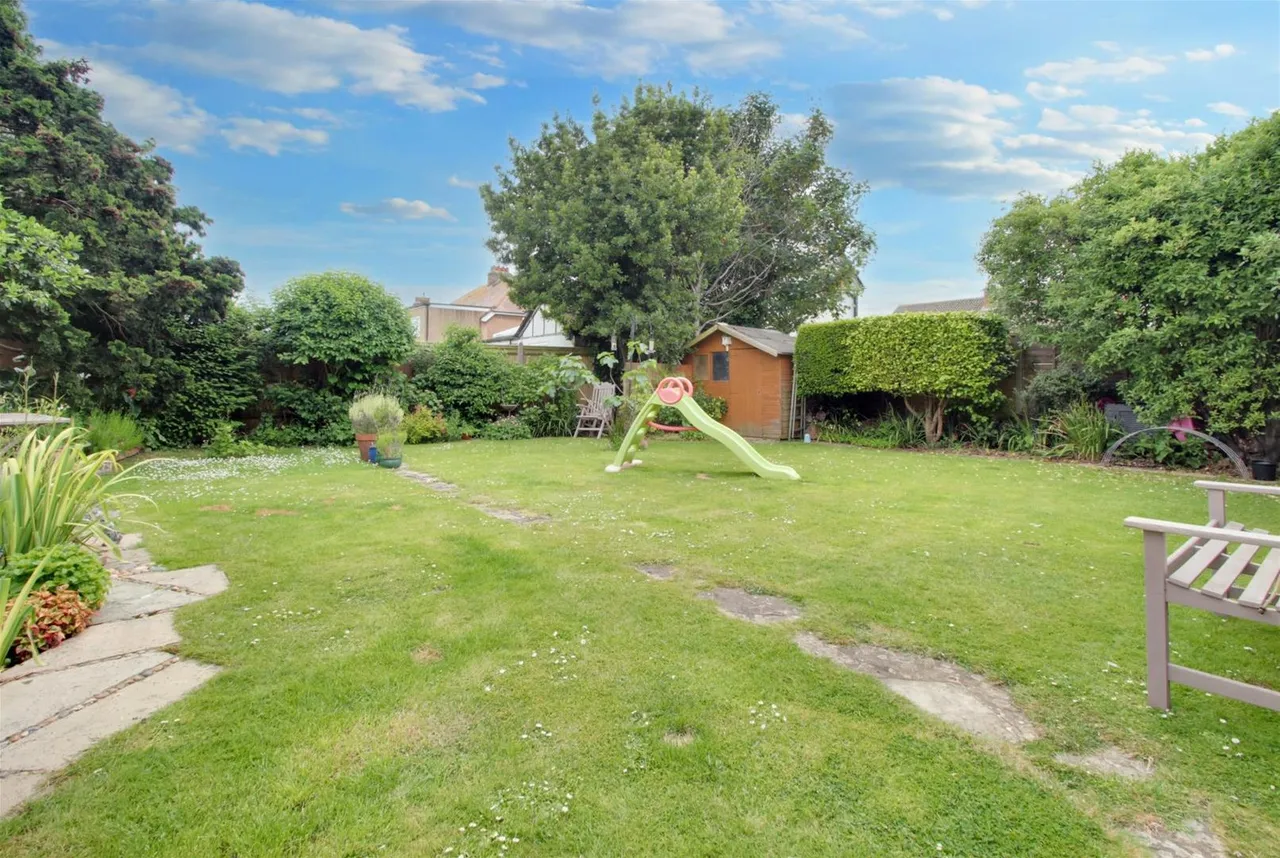Bulkington Avenue, Worthing, photo 12