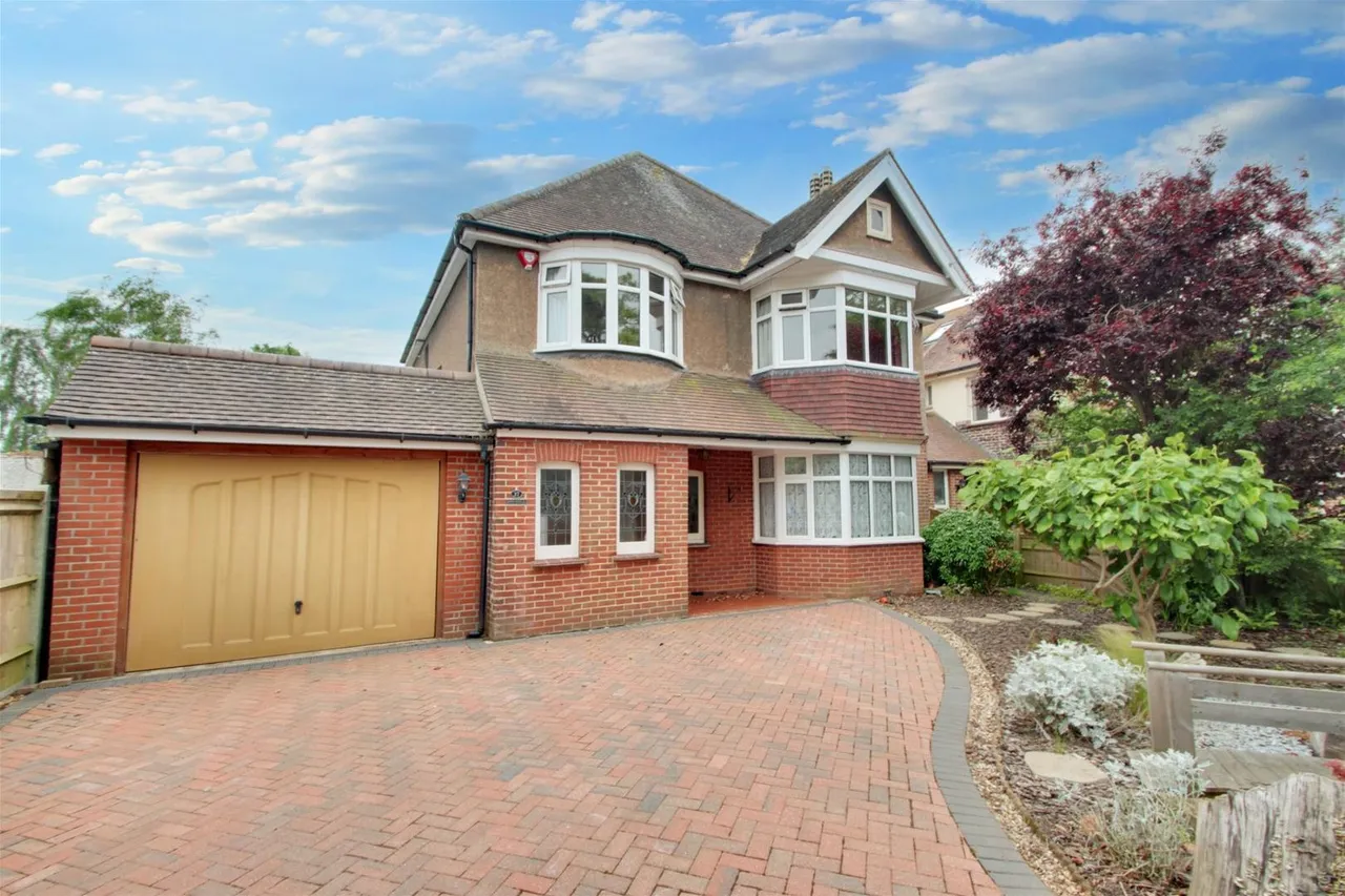 4 bed house for sale — Bulkington Avenue, Worthing