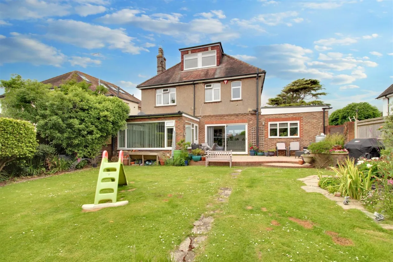 Bulkington Avenue, Worthing, photo 13