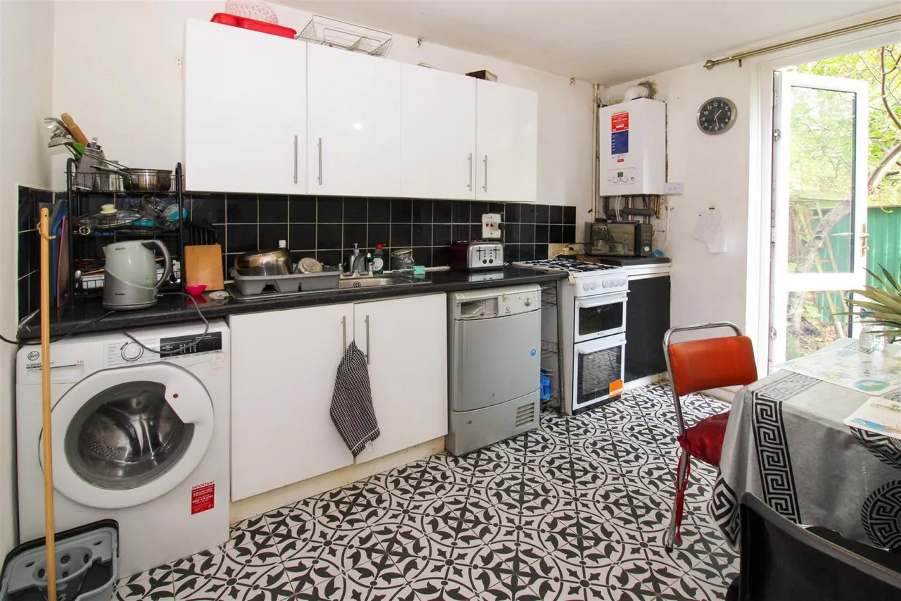 Erskine Crescent, London, photo 3