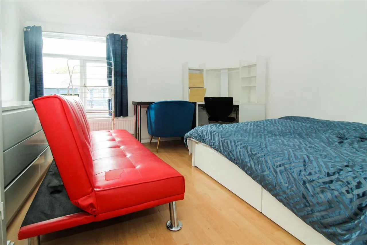 Erskine Crescent, London, photo 6