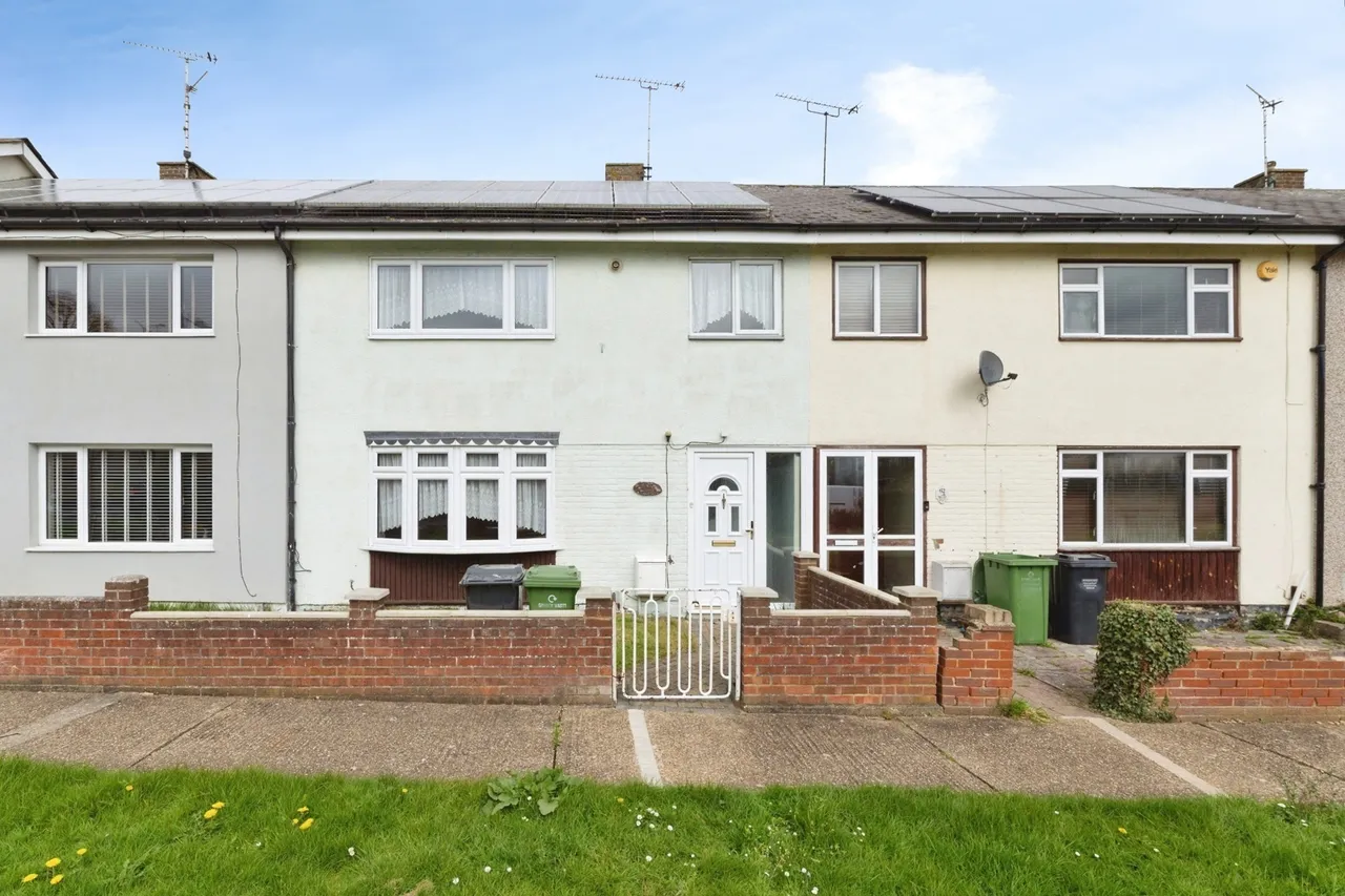 3 bed house for sale — The Fremnells, Basildon, Essex, SS14