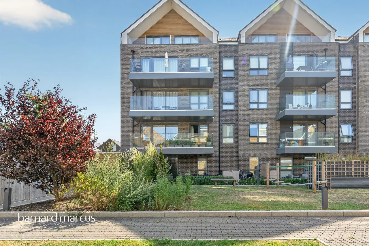 2 bed flat for sale — Antoinette Close, Kingston Upon Thames