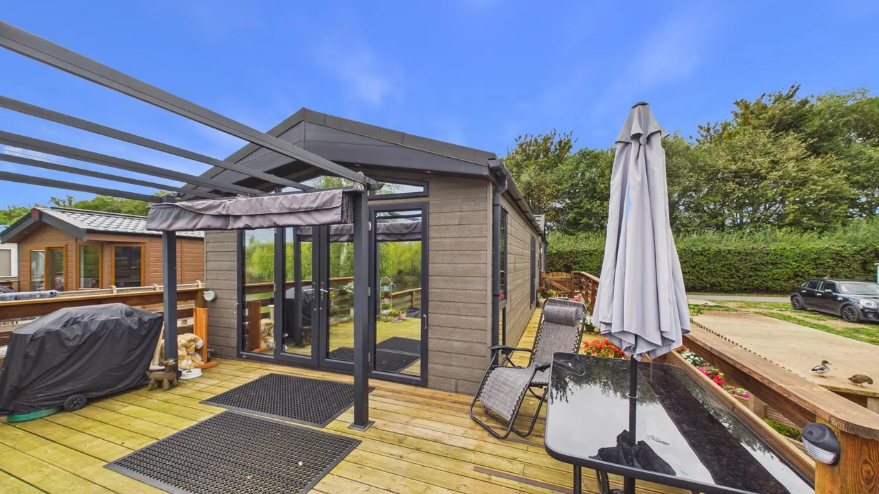 2 bed park home for sale, Barholm Rd, Tallington Lakes, PE9