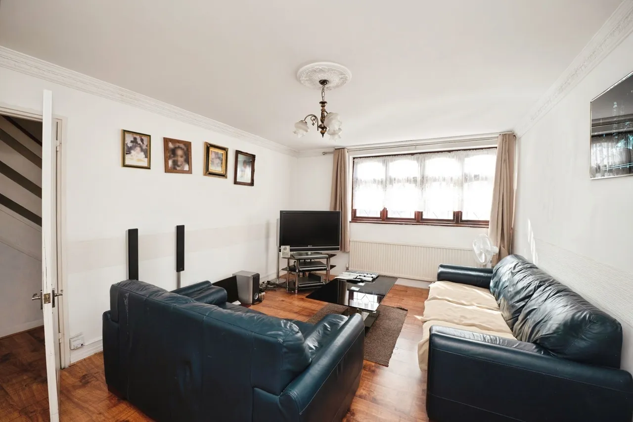 Ongar Way, Rainham, RM13, photo 4