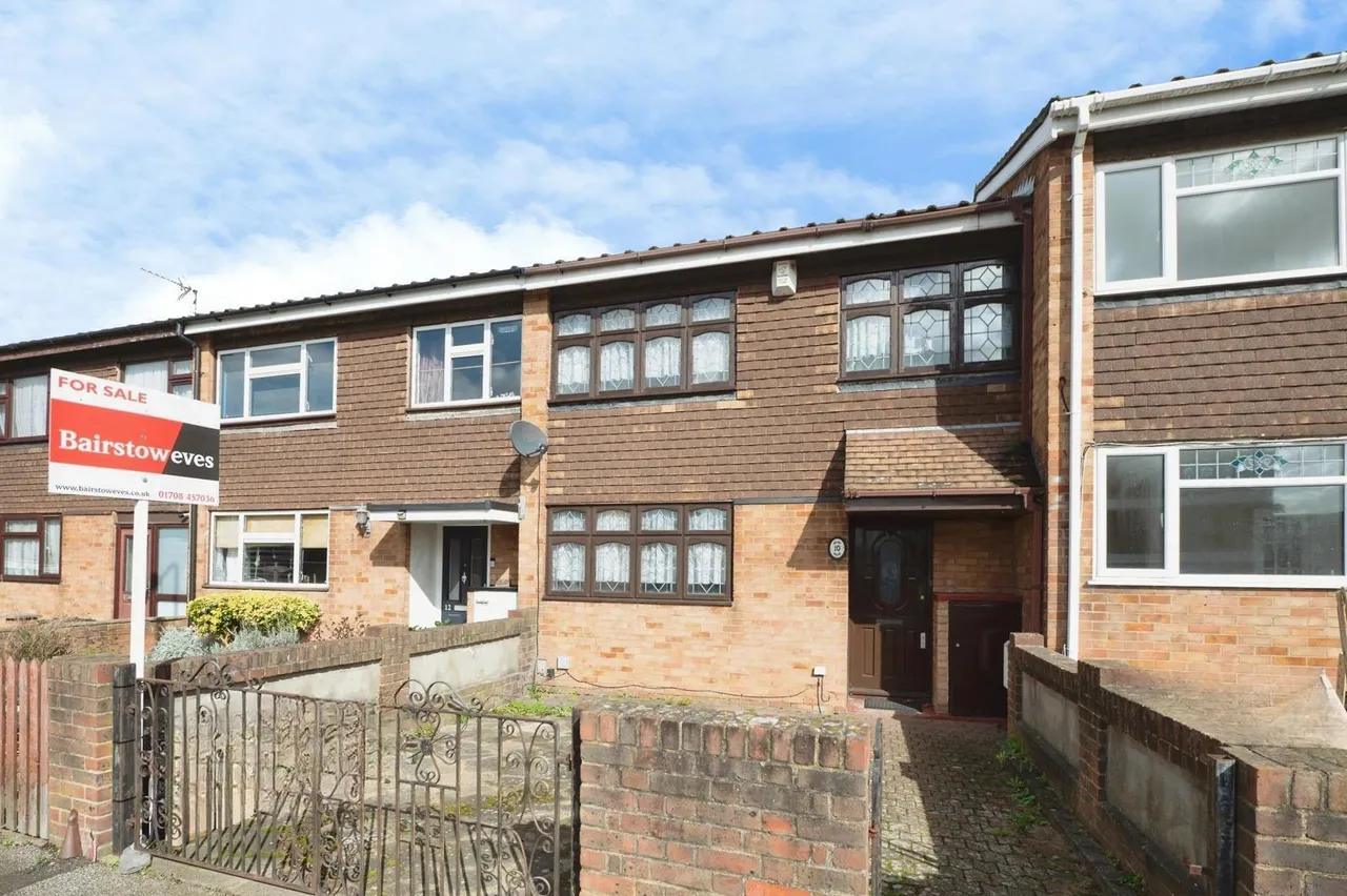 3 bed house for sale — Ongar Way, Rainham, RM13