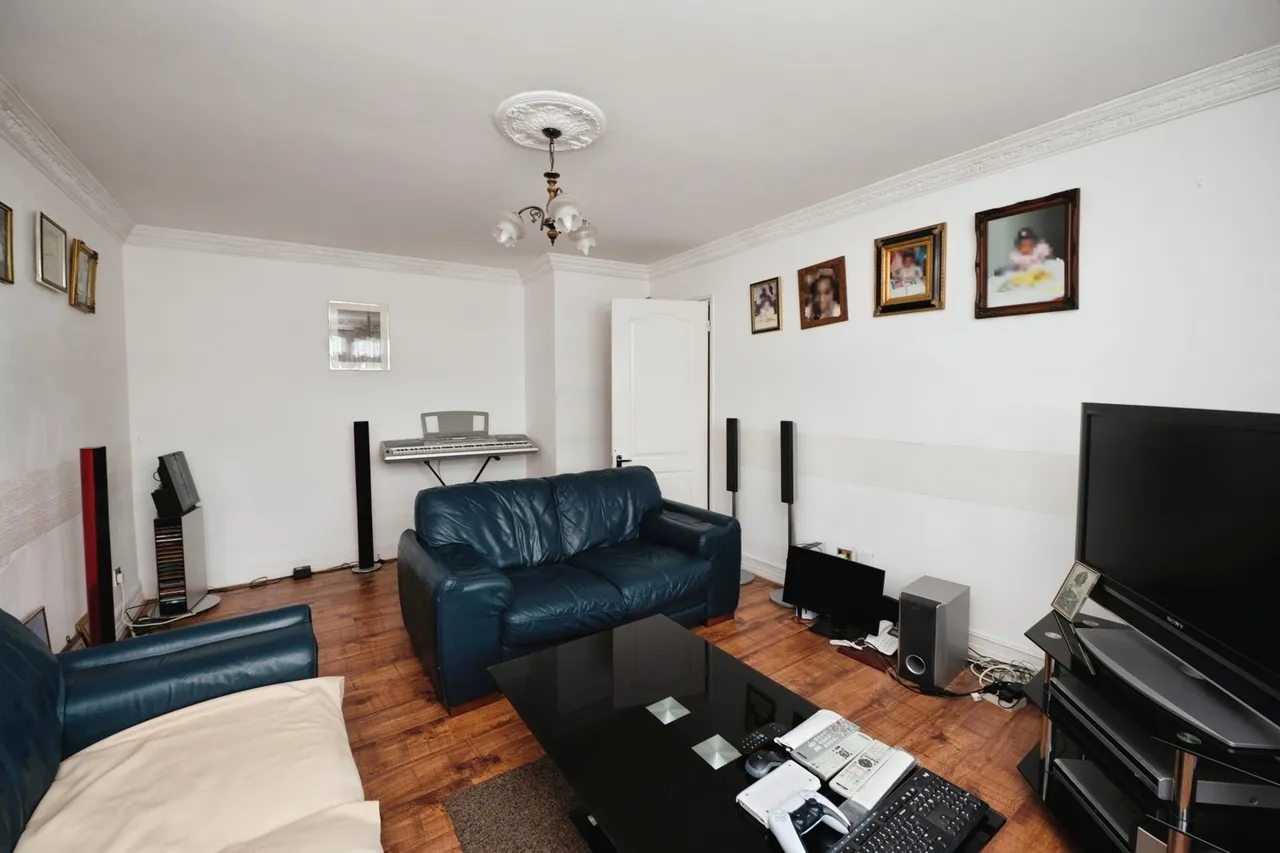 Ongar Way, Rainham, RM13, photo 5