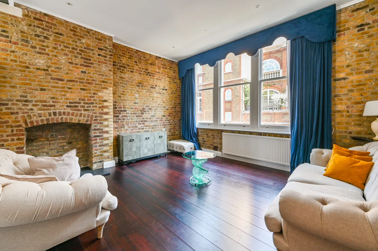 2 bed flat for sale — Flat 4, 4-10 Tower Street, London