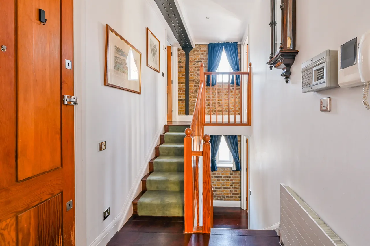 Flat 4, 4-10 Tower Street, London, photo 6