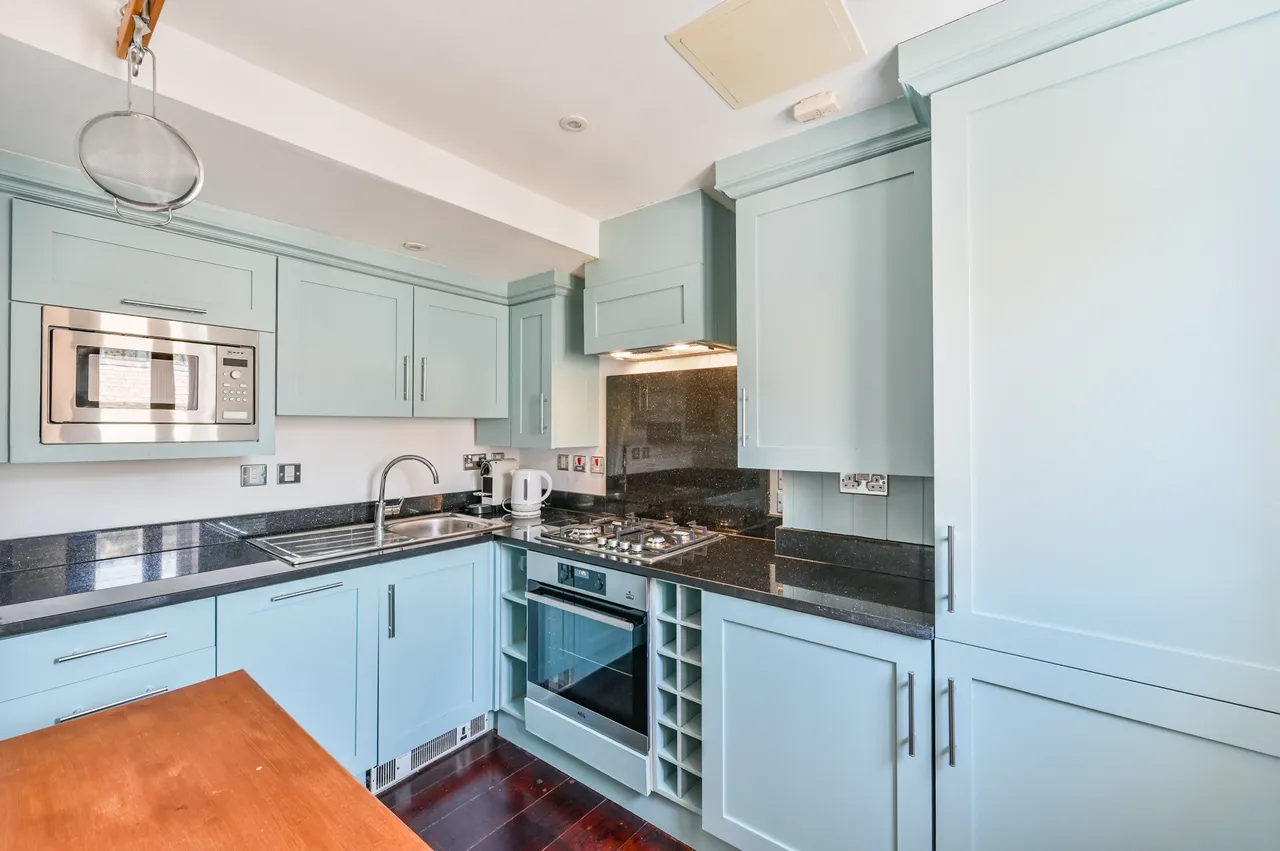 Flat 4, 4-10 Tower Street, London, photo 4
