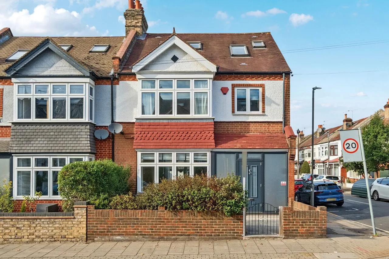 5 bed house for sale, Broomwood Road, Battersea, SW11