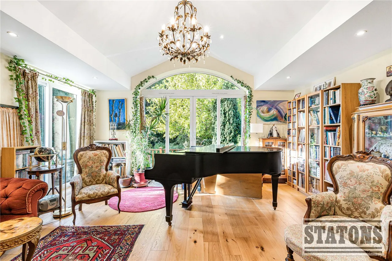 Finchley Park, London, N12 9JL, photo 2