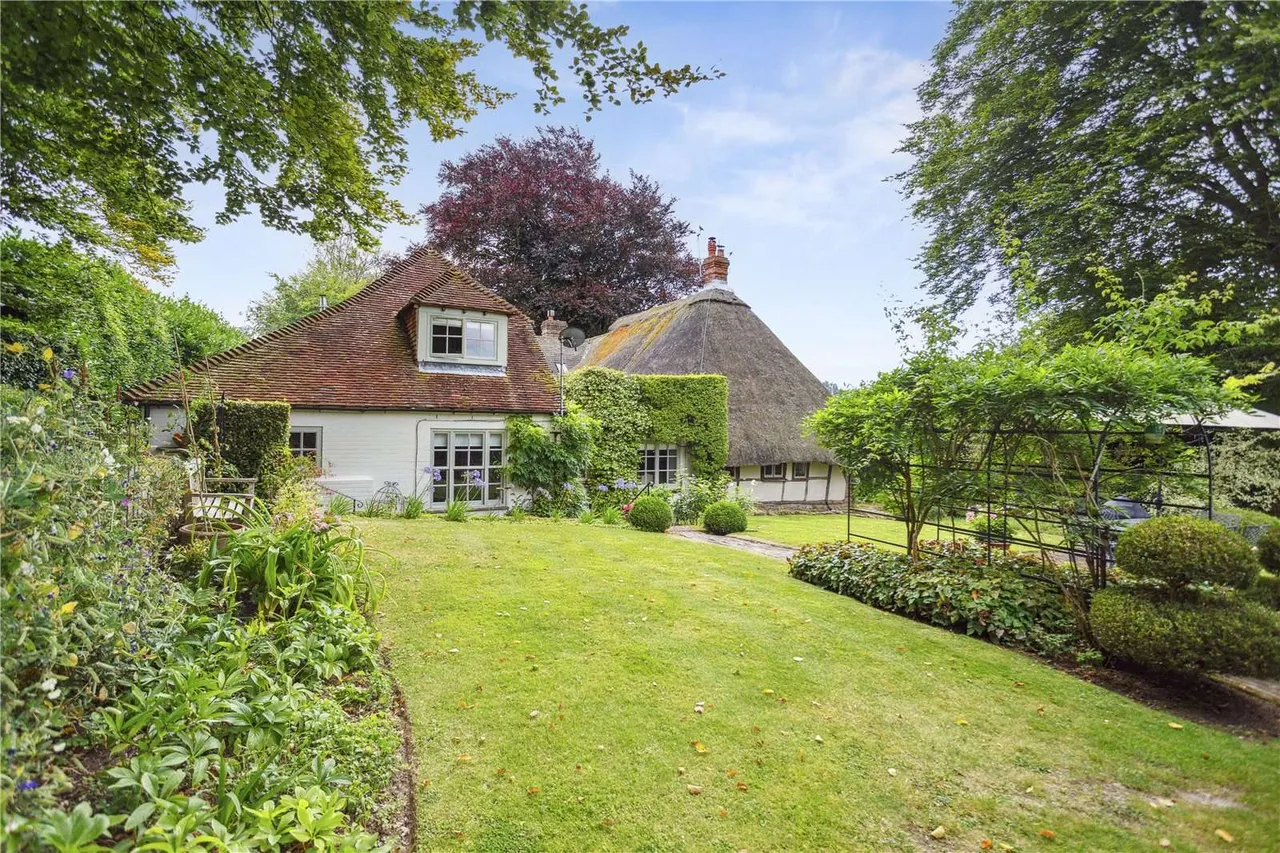 4 bed house for sale — West Burton, Pulborough, West Sussex, RH20 1HD