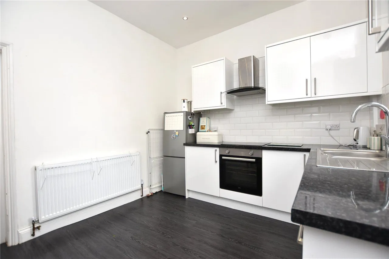 Bradford Road, Birkenshaw, BD11, photo 9