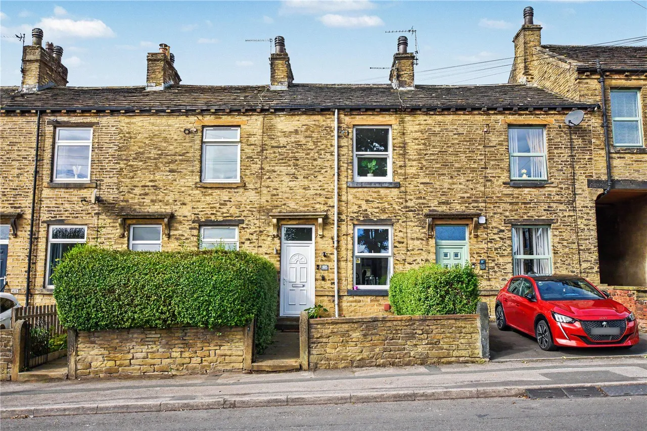 2 bed house for sale, Bradford Road, Birkenshaw, BD11