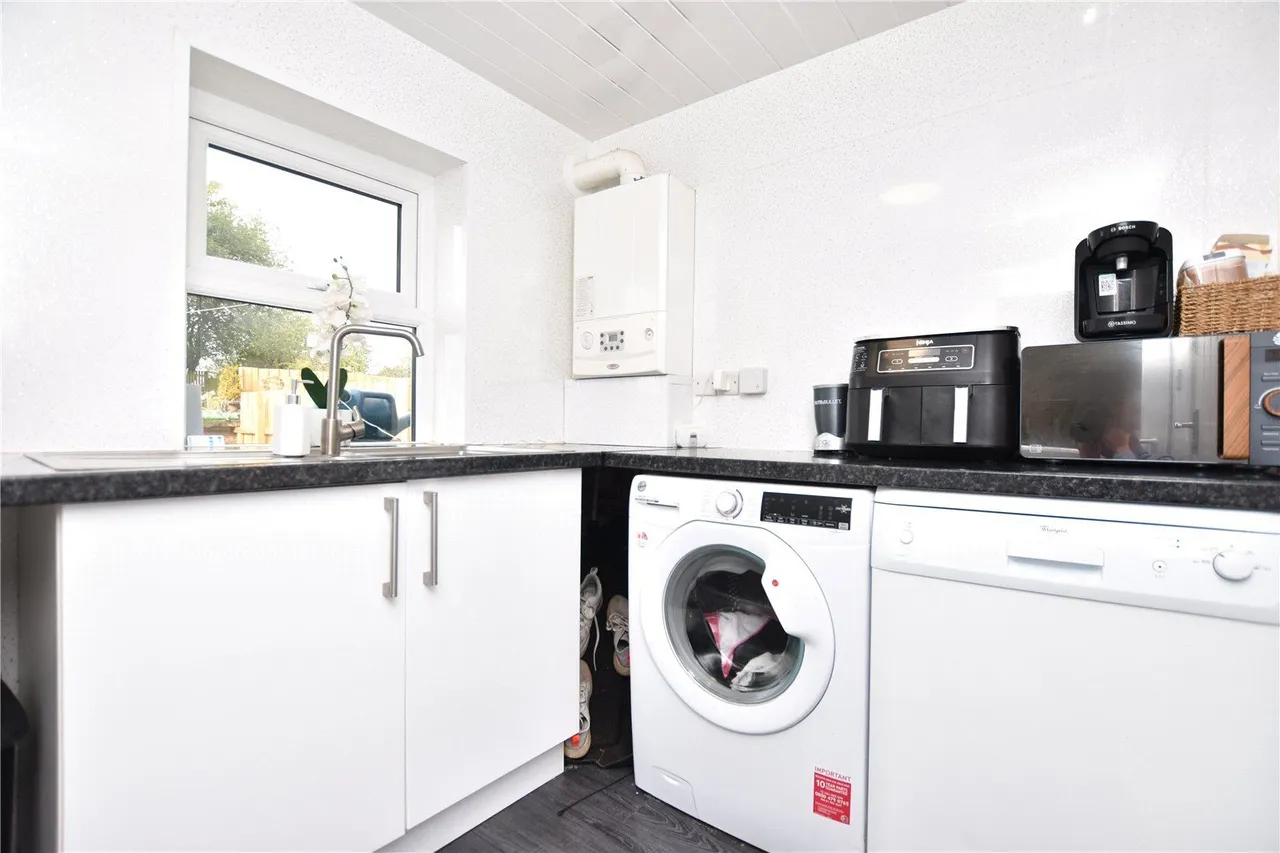 Bradford Road, Birkenshaw, BD11, photo 10