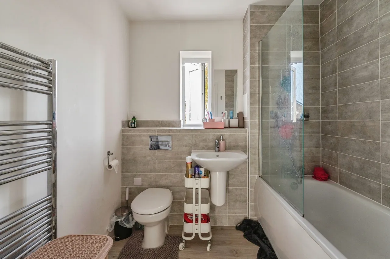 Killarney Crescent, West Thurrock, RM20, photo 15