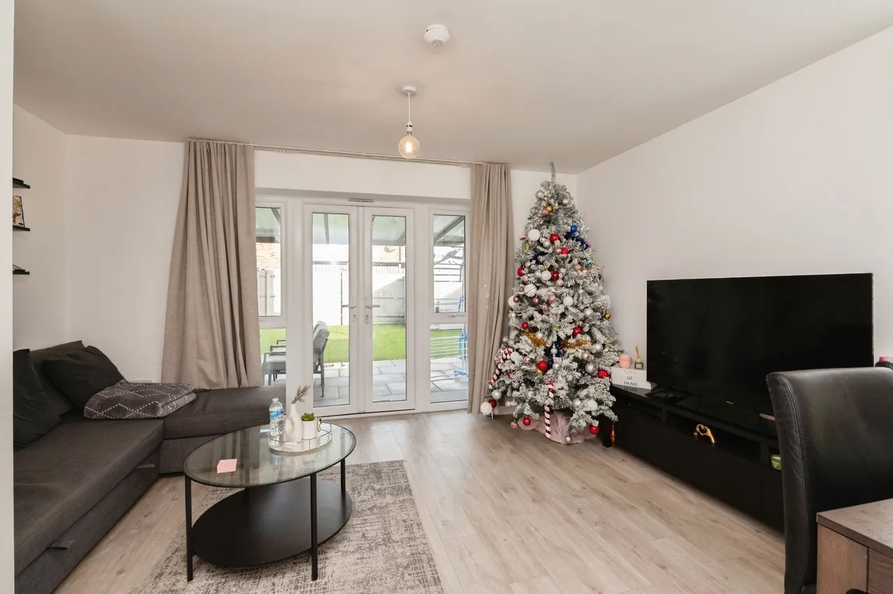Killarney Crescent, West Thurrock, RM20, photo 2