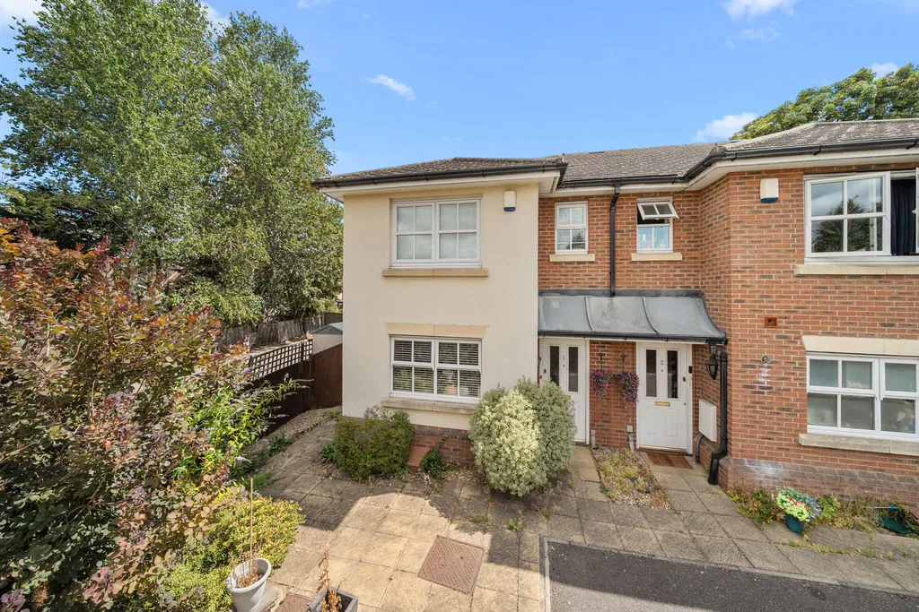 3 bed house for sale — Kings Gate, Addlestone KT15 1UD