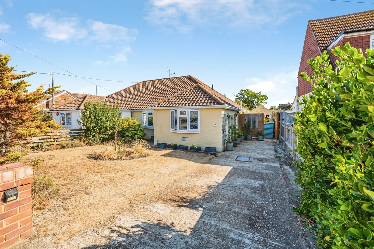 2 bed house for sale — Val Prinseps Road, Pevensey Bay, PEVENSEY