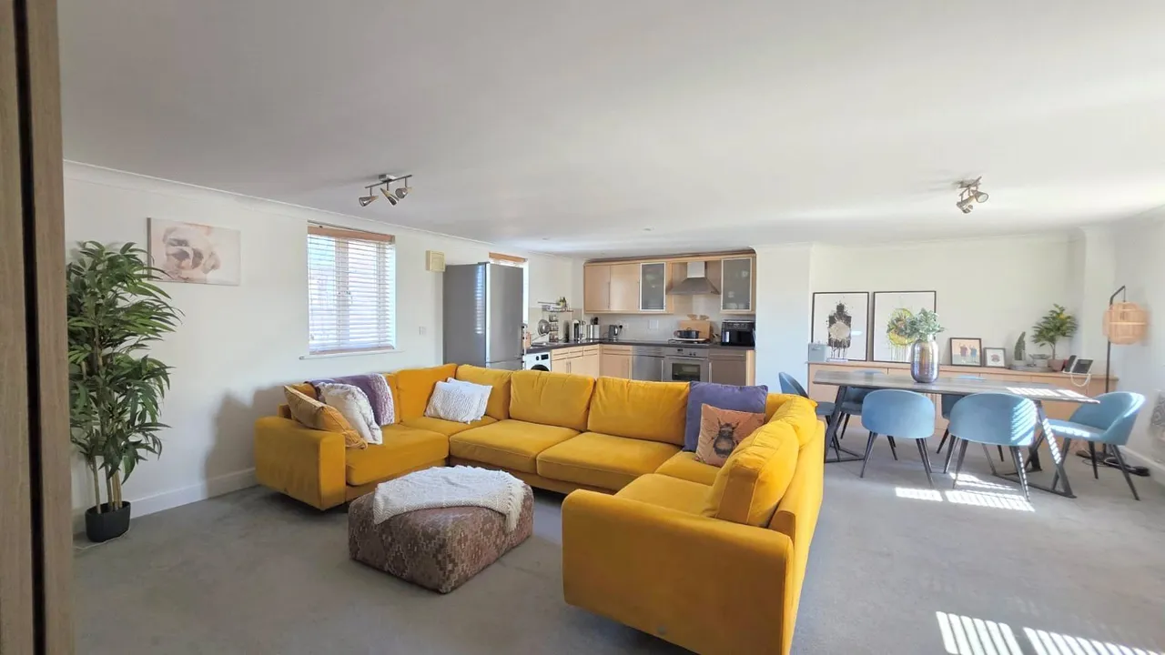2 bed flat for sale, Lumley Road, Horley, RH6