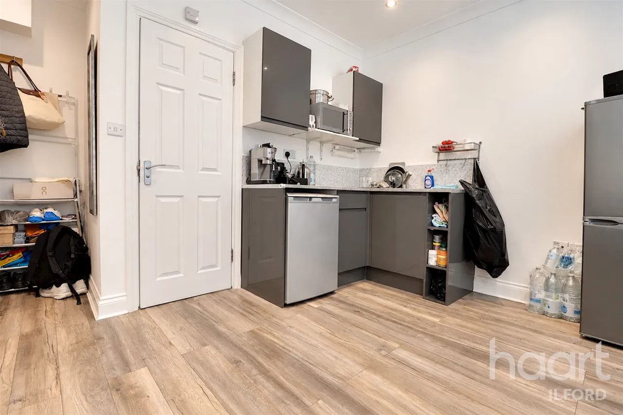 Aldborough Road South, IG3, photo 3