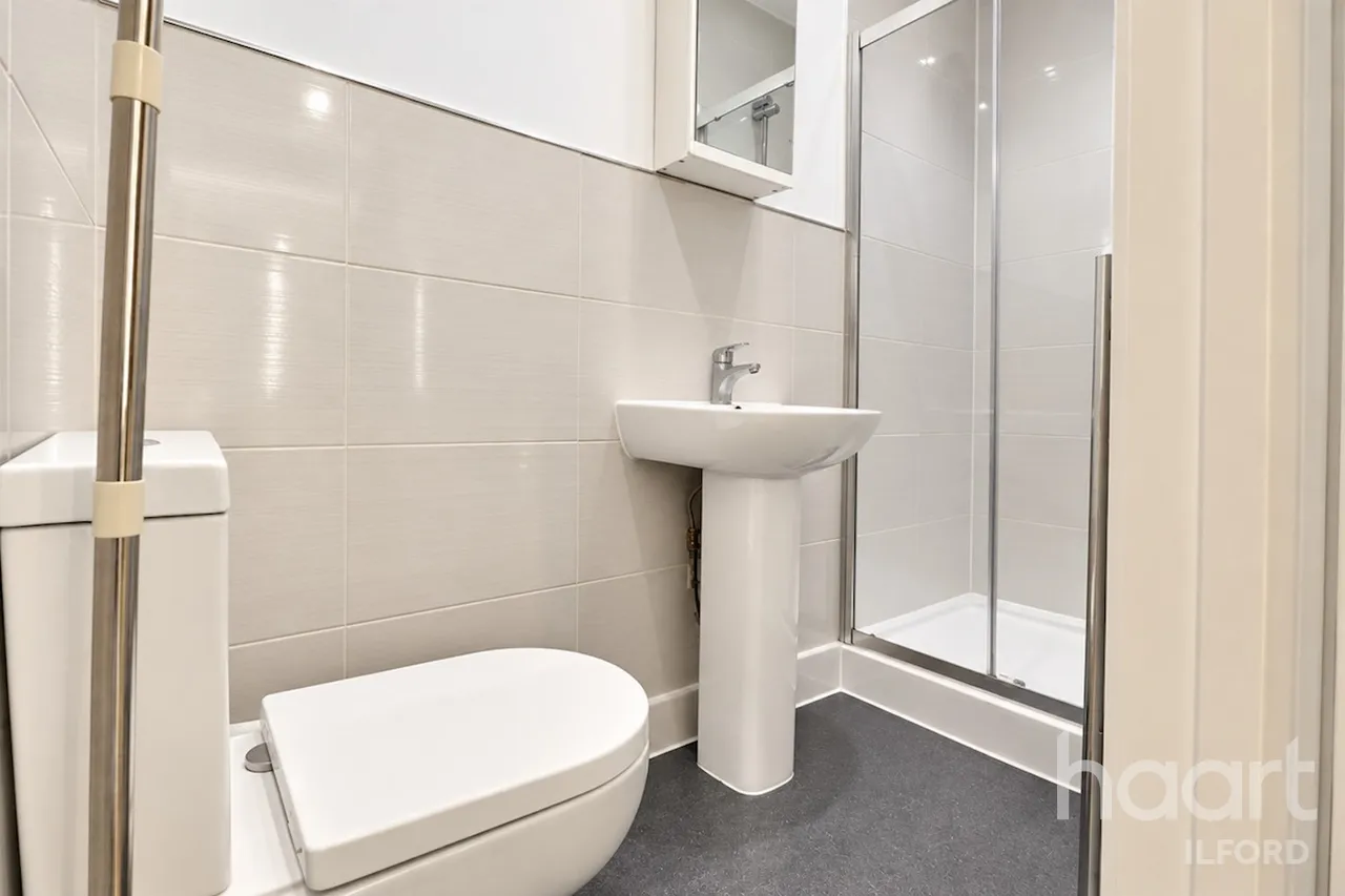 Aldborough Road South, IG3, photo 4